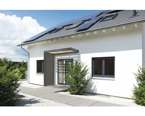 Hausfassade mit Solaranlage auf dem Dach