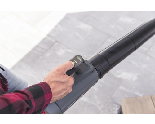 Hand aktiviert Turbomodus an Akku Laubbläser