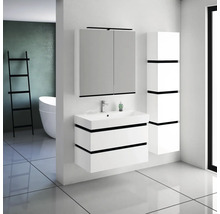 Modernes Badezimmer mit Waschbeckenunterschrank, Spiegelschrank und Hochschrank in Weiß mit schwarzen Akzenten