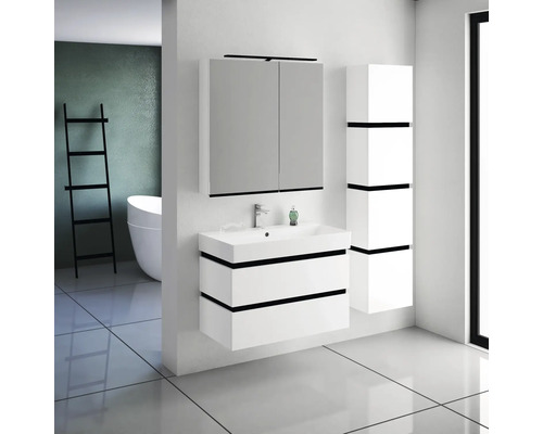 Modernes Badezimmer mit Waschbeckenunterschrank, Spiegelschrank und Hochschrank in Weiß mit schwarzen Akzenten