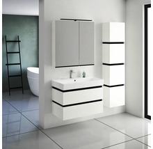 Badezimmer mit Waschtisch, Spiegelschrank und Hochschrank