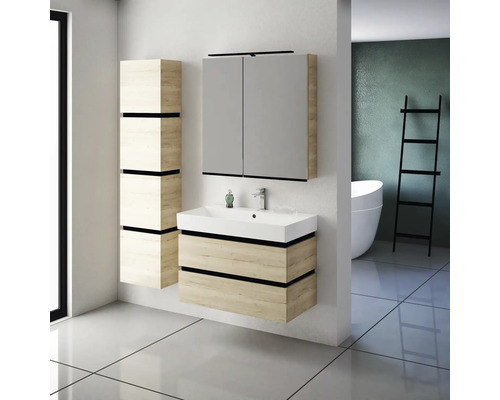 Badezimmer mit Waschtisch, Spiegelschrank und Hochschrank in Holzoptik