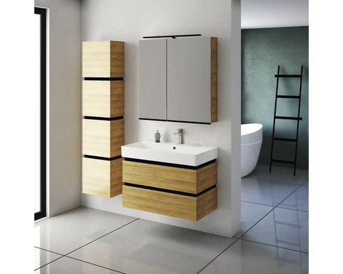 Badezimmer mit Waschtisch, Spiegelschrank und Hochschrank in hellem Holzdekor