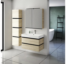 Badezimmer mit Waschtisch, Spiegelschrank und Hochschrank im hellen Holzdekor