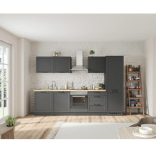 Komplette graue Küche mit Regalleiter und weißer Backsteinwand