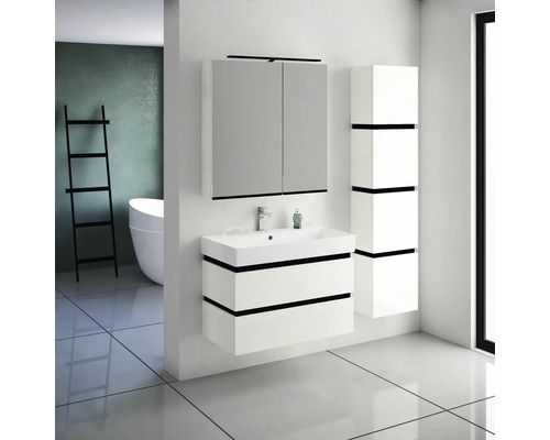 Badezimmer mit Waschbeckenunterschrank, Spiegelschrank und Hochschrank