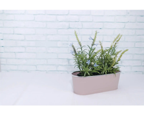 Künstliche Lavendelpflanze in einem Behälter