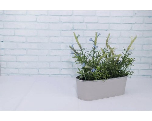 Künstliche Lavendelpflanze im Topf als Dekoration.
