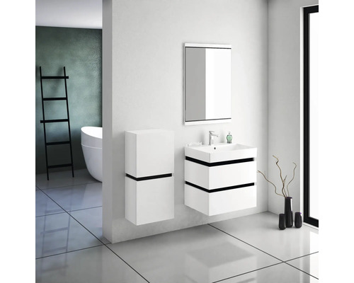 Modernes Badezimmer mit weißen Möbeln, Waschtisch, Spiegelschrank und Badewanne