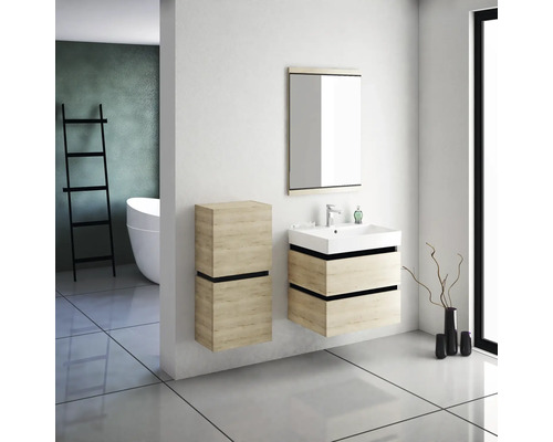 Modernes Badezimmer mit Waschtisch, Spiegel und Regal