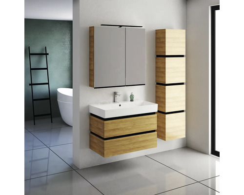 Badezimmer mit Waschtisch, Spiegelschrank und Hochschrank