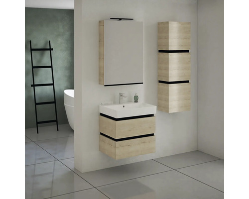 Badezimmer mit Waschtisch, Spiegelschrank und Hochschrank in hellem Holzdekor