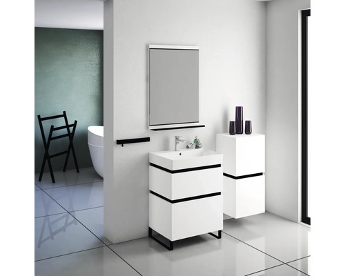 Modernes Badezimmer mit weißem Waschtisch, Spiegel, Handtuchhalter und Badewanne