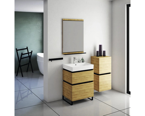 Modernes Badezimmer mit Waschtisch, Spiegel, Handtuchhalter und Badewanne im Hintergrund.
