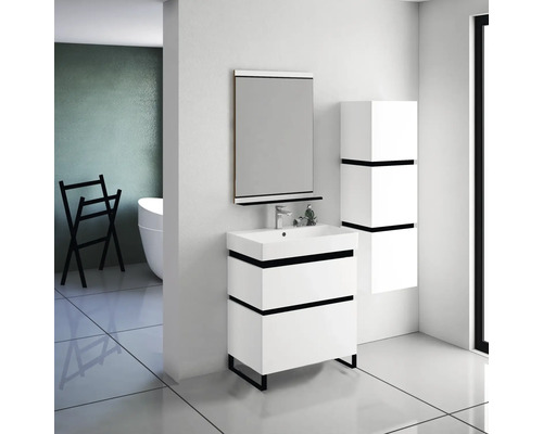 Modernes Badezimmer mit Waschtisch, Spiegelschrank und Hochschrank