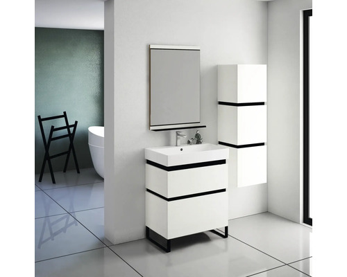 Modernes Badezimmer mit Waschtisch, Spiegel und Hochschrank in Weiß mit schwarzen Akzenten
