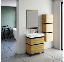 Badezimmer mit Waschtischunterschrank, Waschbecken, Spiegel und Hochschrank
