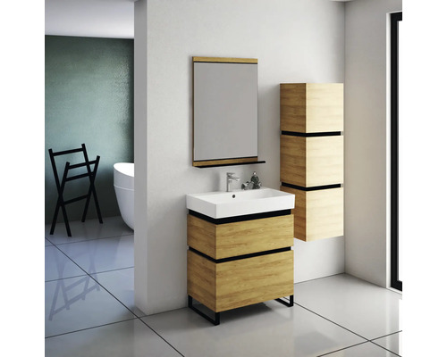 Badezimmer mit Waschtischunterschrank, Waschbecken, Spiegel und Hochschrank