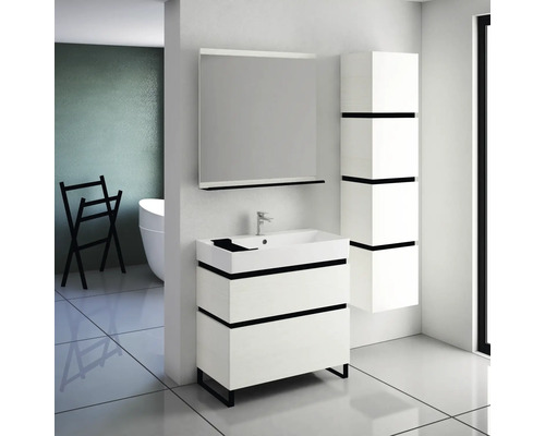 Badezimmer mit Waschbeckenunterschrank, Spiegel und Hochschrank für ein helles Ambiente