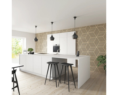 Helle Küche mit Kochinsel, Barhockern und dekorativer Wandverkleidung