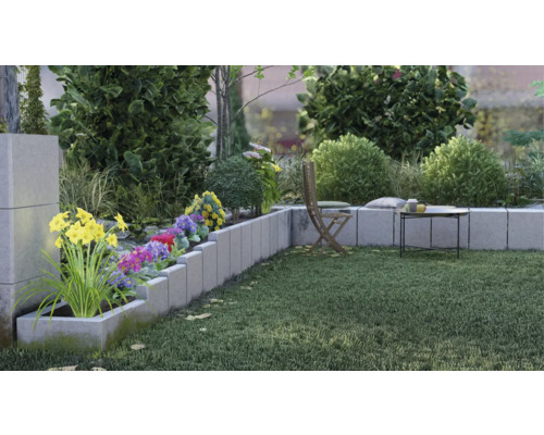 Gestalteter Garten mit Rasen, Pflanzen und Sitzgelegenheit