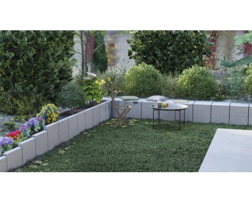 Gestalteter Garten mit Blumen, Sträuchern, Rasen und Sitzecke