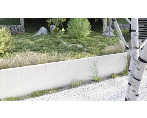 Garten mit Rasen, Steinen und einer Mauer