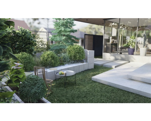 Gestalteter Garten mit Sitzbereich, Bepflanzung und Terrassenelementen