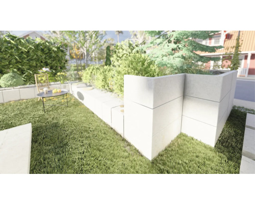 Gestalteter Garten mit Rasenfläche, Pflastersteinen und Bepflanzung