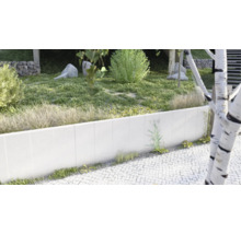 Gartenszene mit Rasenfläche, Steinen, Mauer und Gehweg