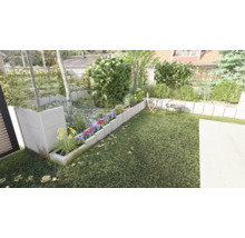 Gestalteter Garten mit Rasenfläche, Pflastersteinen und Bepflanzung