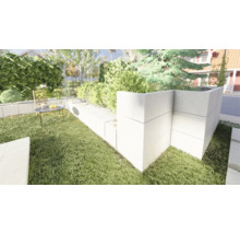 Garten mit Rasen, Tisch und Betonmauer