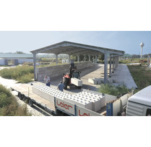 Anlieferung von Betonbausteinen auf einer Baustelle mit Gabelstapler