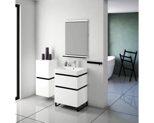 Modernes Badezimmer mit weißem Waschtisch, Spiegel und Handtuchhalter