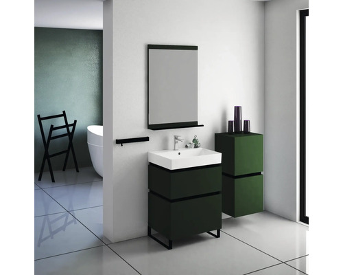 Badezimmer mit Waschbecken, Spiegel, Handtuchhalter, Wäscheständer und Badewanne