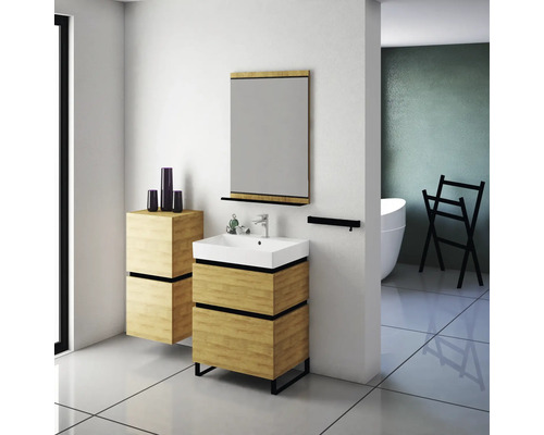 Modernes Badezimmer mit Waschtischunterschrank, Spiegel und Badewanne