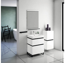 Modernes Badezimmer mit Waschbeckenunterschrank, Spiegel, Handtuchhalter und Hochschrank