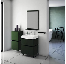 Modernes Badezimmer mit Waschtisch, Spiegel und Handtuchhalter