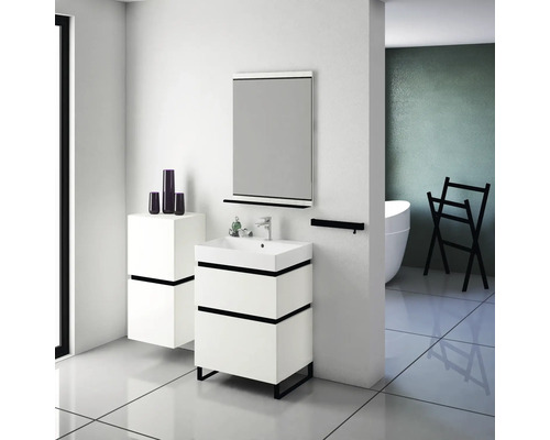 Modernes Badezimmer mit weißem Waschtischunterschrank, Spiegel und Ablageflächen