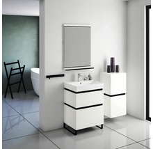 Modernes Badezimmer mit Waschbeckenunterschrank, Spiegel und Handtuchhalter