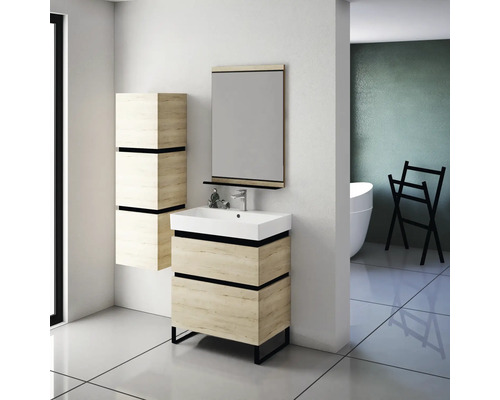 Badezimmer mit Waschtischunterschrank, Spiegelschrank und Hochschrank in Holzoptik