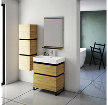 Modernes Badezimmer mit Waschtisch, Spiegelschrank und Hochschrank in Holzoptik.