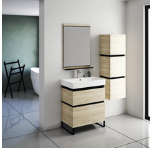 Badezimmer mit Waschtisch, Spiegel und Hochschrank in heller Holzoptik
