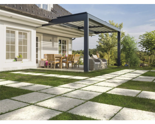 Terrasse mit grauer Pergola, Gartentisch, Stühlen und Bodenplatten im Rasen