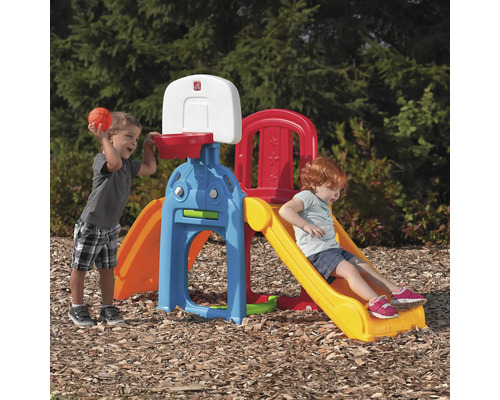 Spielplatzkombination mit Rutsche und Basketballkorb für Kinder im Freien.