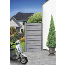 Holzzaun zur Gartengestaltung mit Motorroller und Pflanze im Topf