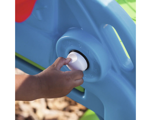 Hand dreht Zifferblatt am Spielgerät