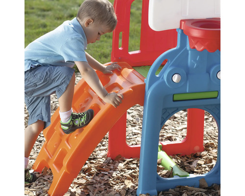 Junge klettert auf ein Spielgerät mit Rutsche und Basketballkorb