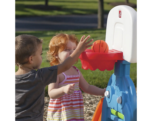 Kinder spielen mit einem Basketballkorb im Freien