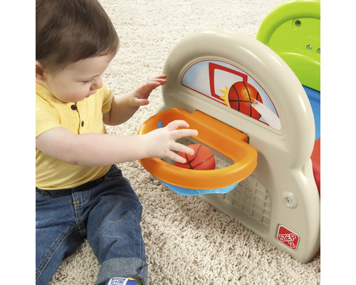 Kind spielt mit einem Basketballkorb-Spielzeug